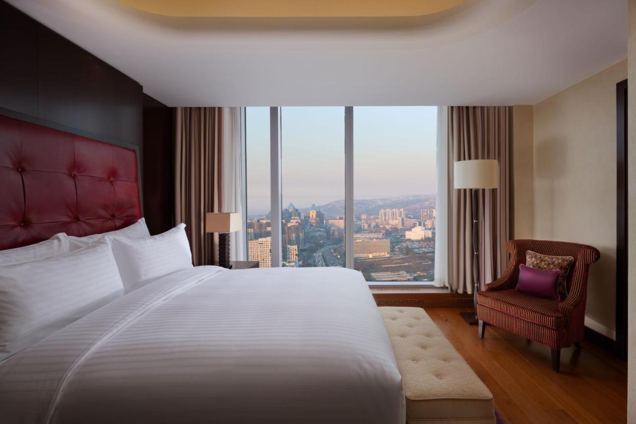 Hotel The Ritz-Carlton, Almaty Extérieur photo